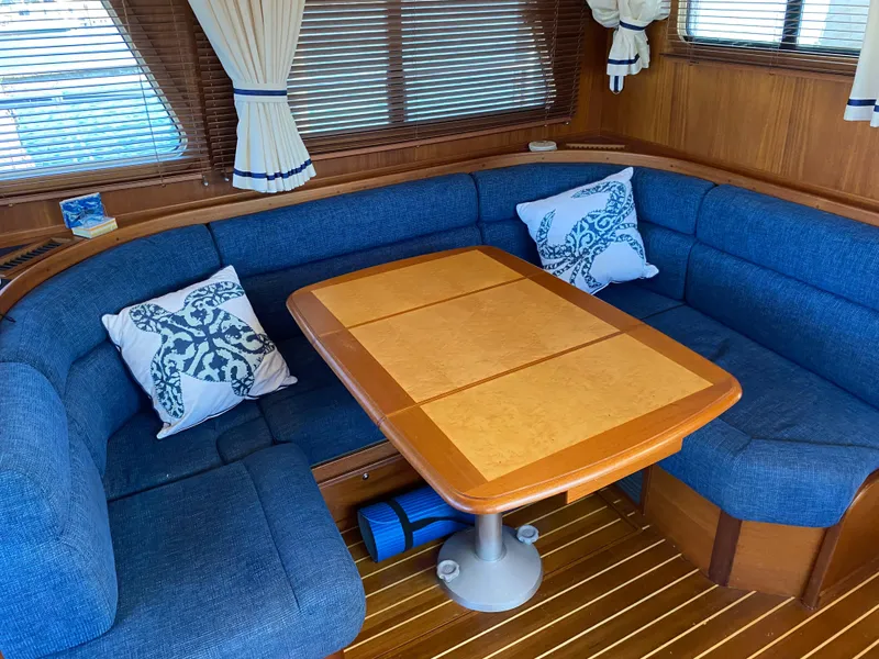 Slide: The Image of 23 2005 Sabreline 47 Salon Dinette - 21