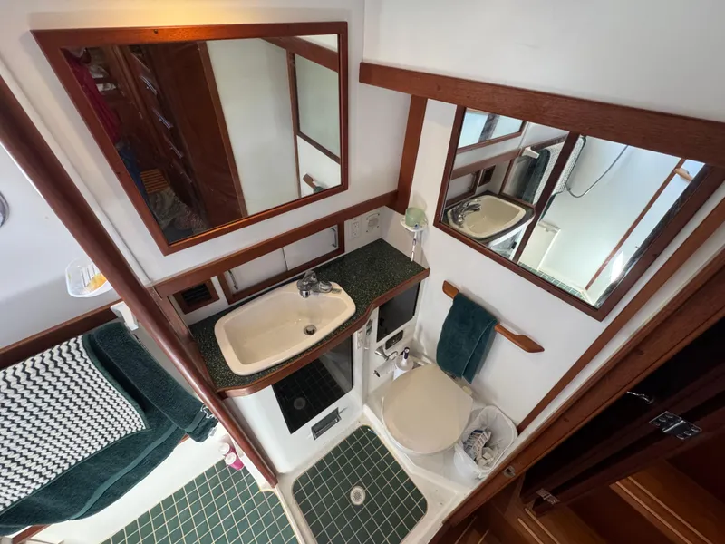 Slide: The Image of 29 2005 Sabreline 47 Owner's Ensuite Dry Head 1 - 26