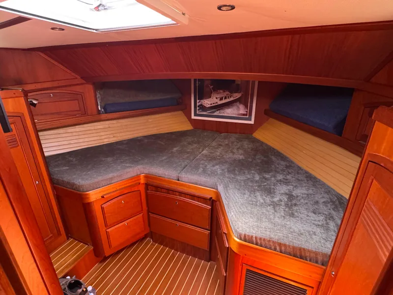 Slide: The Image of 36 2005 Sabreline 47 Forward V Berth - 33