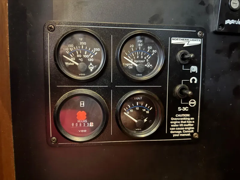 Slide: The Image of 42 2005 Sabreline 47 Control 4 - 41