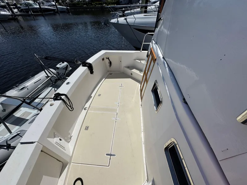 Slide: The Image of 68 2005 Sabreline 47 Exterior Storage 2 - 64