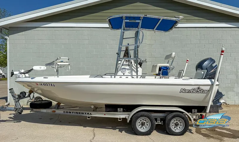 Slide: The Image of 2004 NauticStar 1900 Nautic Bay – Clean, Well-Maintained Hull - 0