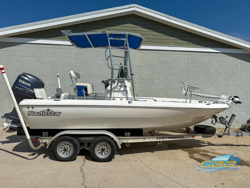 Slide: The Image of 2004 NauticStar 1900 Nautic Bay – Clean, Well-Maintained Hull - 1