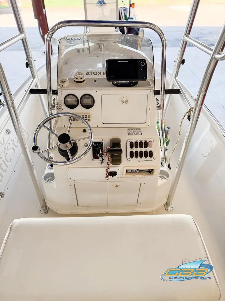 Slide: The Image of 2004 NauticStar 1900 Nautic Bay boat console with steering wheel and gauges. - 18