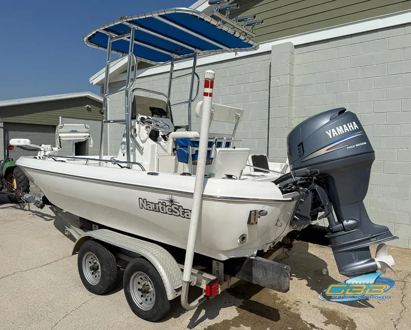 Slide: The Image of 2004 NauticStar 1900 Nautic Bay – Clean, Well-Maintained Hull - 2