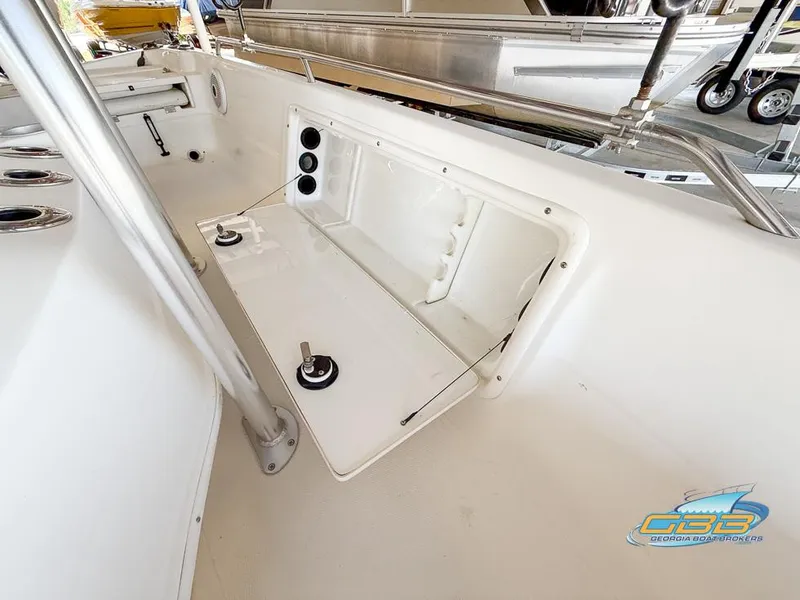 Slide: The Image of 2004 NauticStar 1900 Nautic Bay boat interior with storage compartment open. - 22