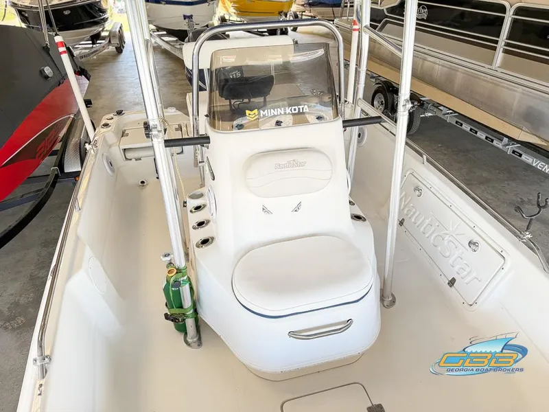 Slide: The Image of 2004 NauticStar 1900 Nautic Bay boat interior with Minn Kota trolling motor. - 25