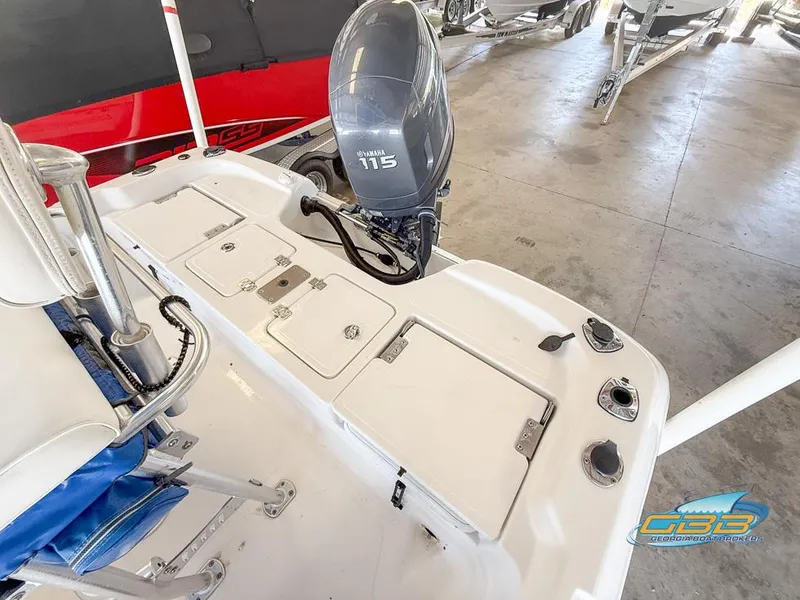 Slide: The Image of 2004 NauticStar 1900 Nautic Bay boat with Yamaha 115 engine in showroom. - 27