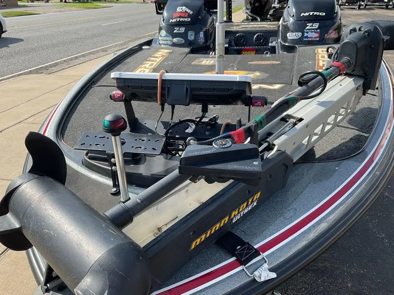 Slide: The Image of 2015 Nitro Z9 DC Z-PRO boat with Minn Kota trolling motor on a sunny day. - 19