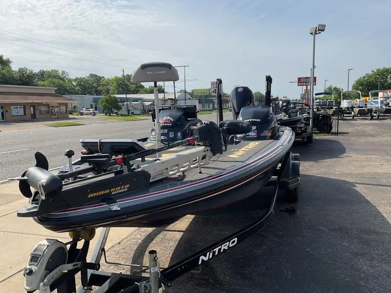 Slide: The Image of 2015 Nitro Z9 DC Z-PRO boat on trailer in parking lot. - 4