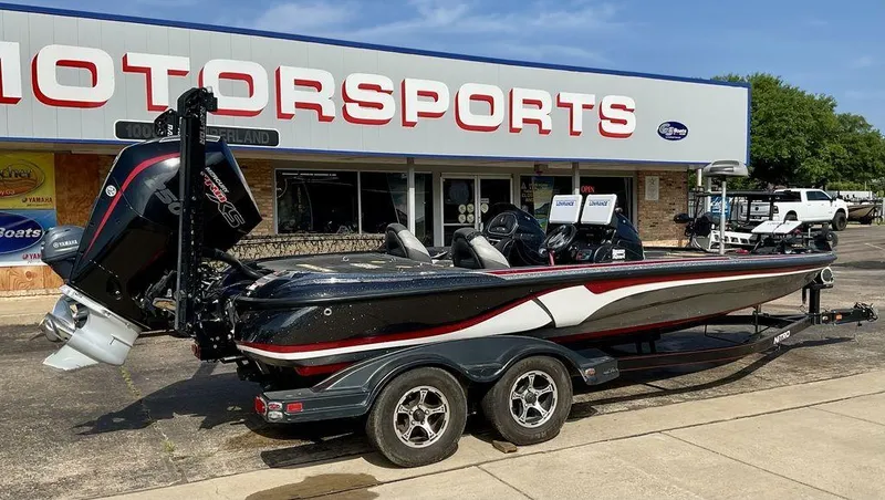 Slide: The Image of 2015 Nitro Z9 DC Z-PRO boat on trailer outside motorsports store. - 7
