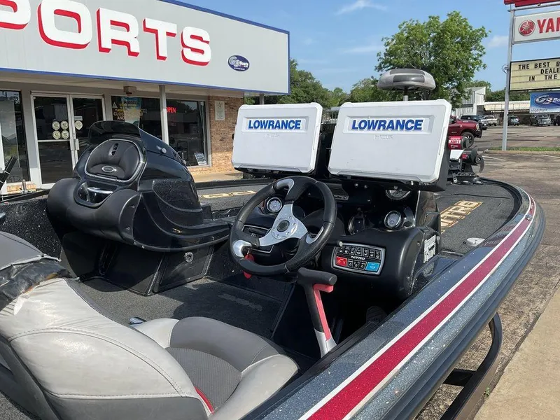 Slide: The Image of 2015 Nitro Z9 DC Z-PRO boat with dual Lowrance displays at a sports dealership. - 8