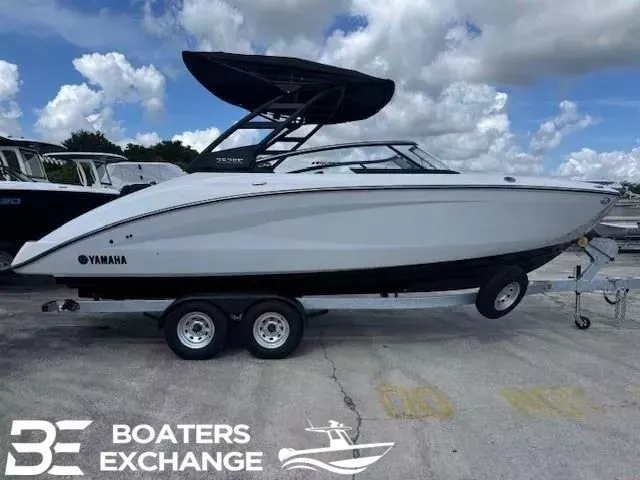 The Image of Yamaha 252SE 2025 - 1