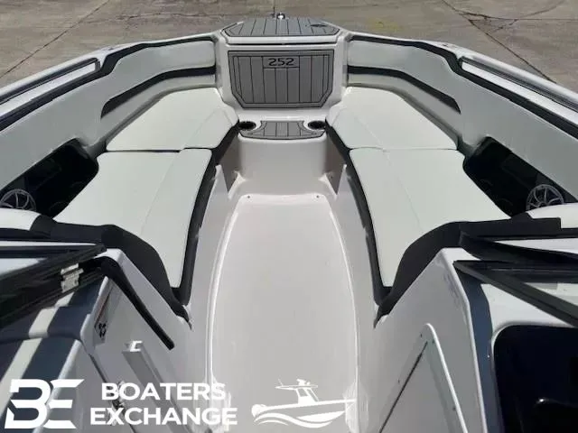 Slide: The Image of Yamaha 252SE 2025 - 8