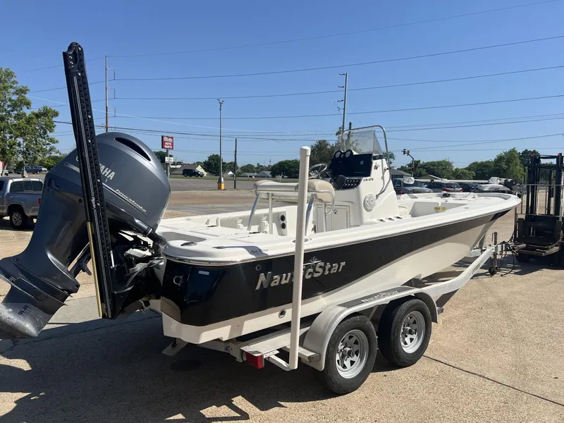 Slide: The Image of NauticStar 215 XTS 2017 - 4