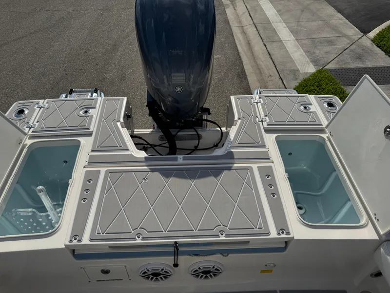 Slide: The Image of Robalo 246 Cayman 2023 - 102