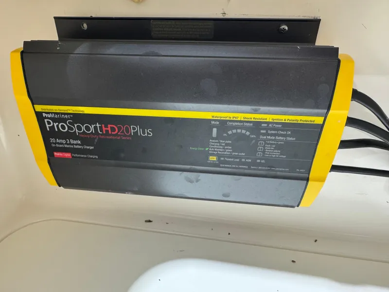 Slide: The Image of Robalo 246 Cayman 2023 - 103