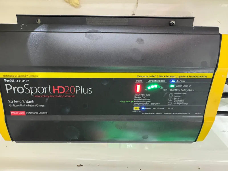 Slide: The Image of Robalo 246 Cayman 2023 - 104