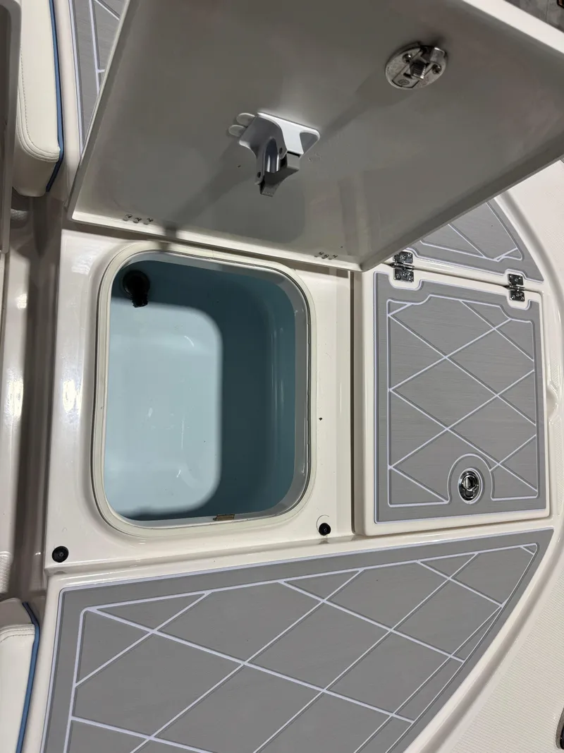 Slide: The Image of Robalo 246 Cayman 2023 - 107