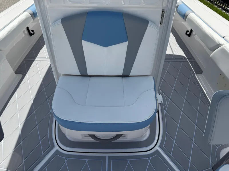 Slide: The Image of Robalo 246 Cayman 2023 - 127