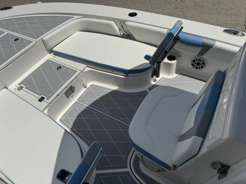 Slide: The Image of Robalo 246 Cayman 2023 - 128