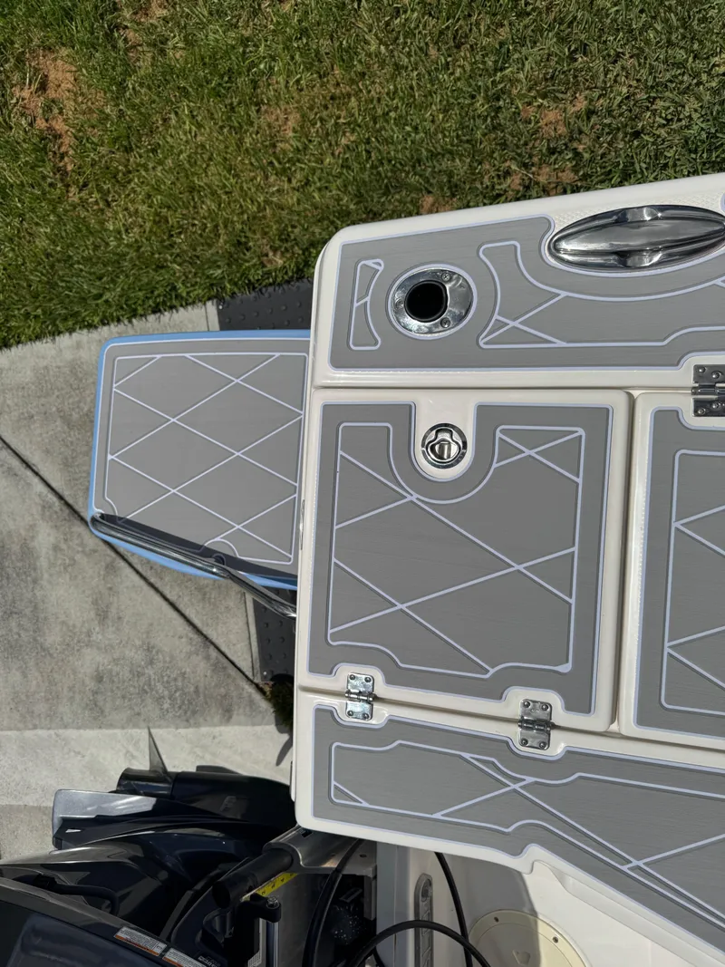 Slide: The Image of Robalo 246 Cayman 2023 - 131