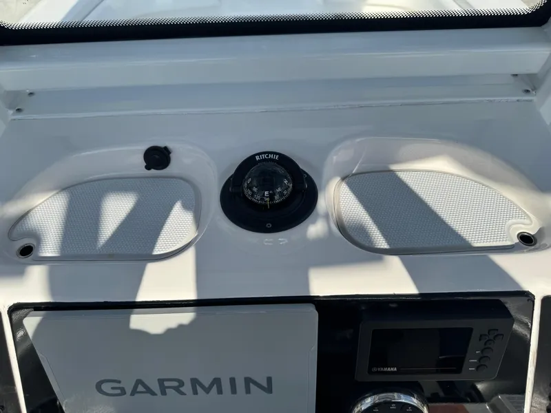 Slide: The Image of Robalo 246 Cayman 2023 - 63