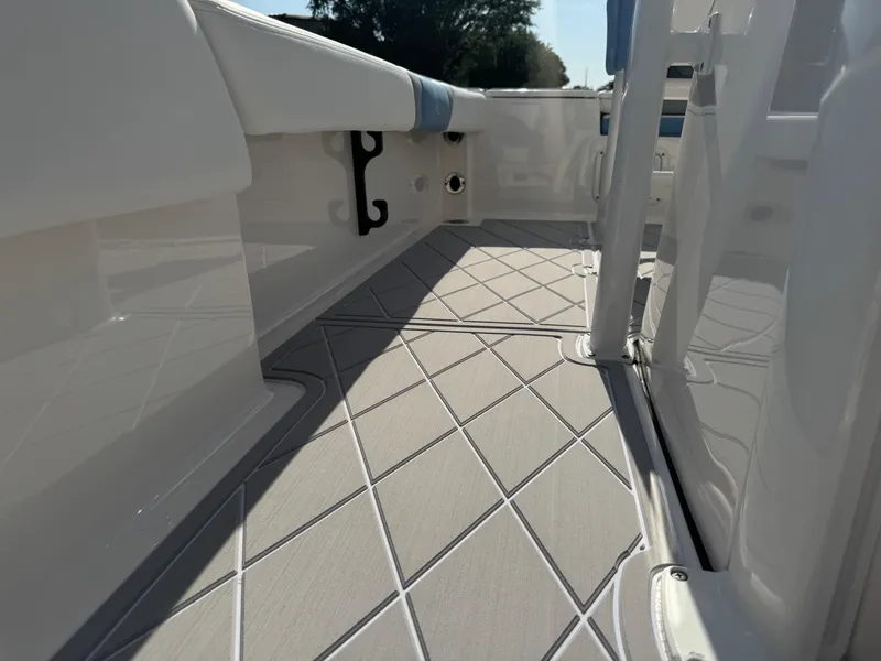 Slide: The Image of Robalo 246 Cayman 2023 - 77