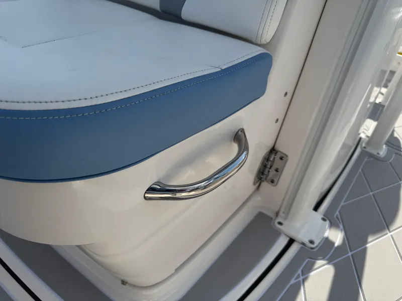 Slide: The Image of Robalo 246 Cayman 2023 - 80