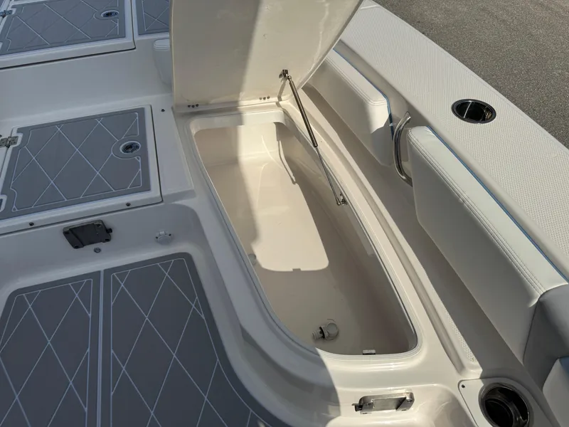 Slide: The Image of Robalo 246 Cayman 2023 - 84