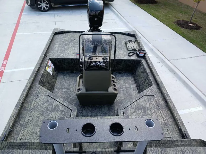 Slide: The Image of 2025 Tracker Grizzly 2072 CC Sportsman boat with center console and cup holders. - 5