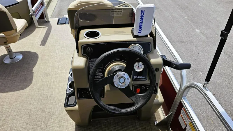 Slide: The Image of Sun Tracker Bass Buggy 18 DLX 2025 - 95