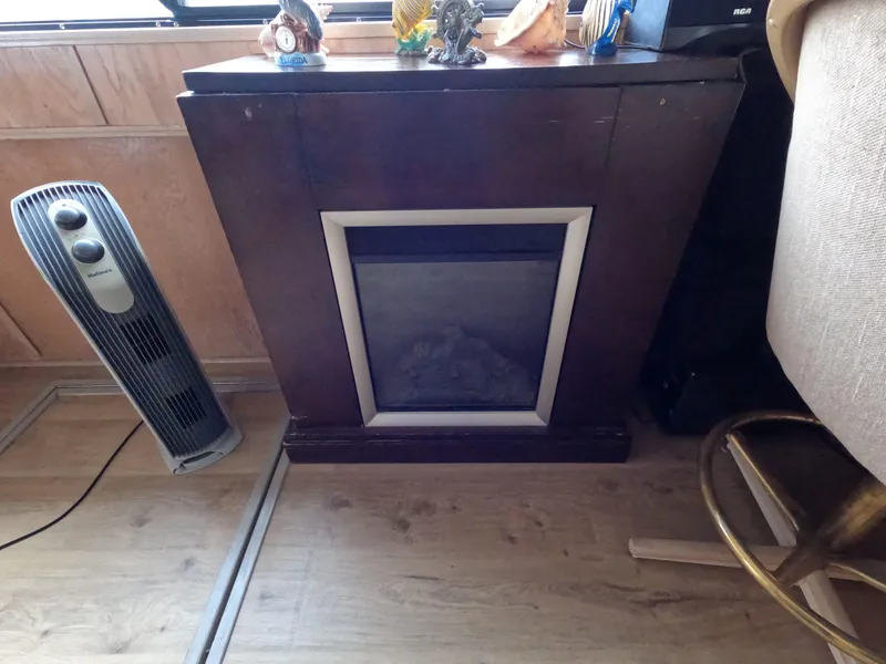 Slide: The Image of 1998 Jamestowner 1667WB Americana Custom interior with heater and decorative items. - 27