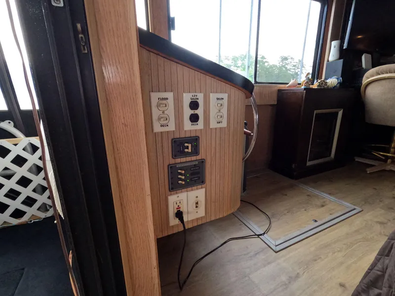 Slide: The Image of Interior of 1998 Jamestowner 1667WB Americana Custom with control panel and wooden finish. - 29