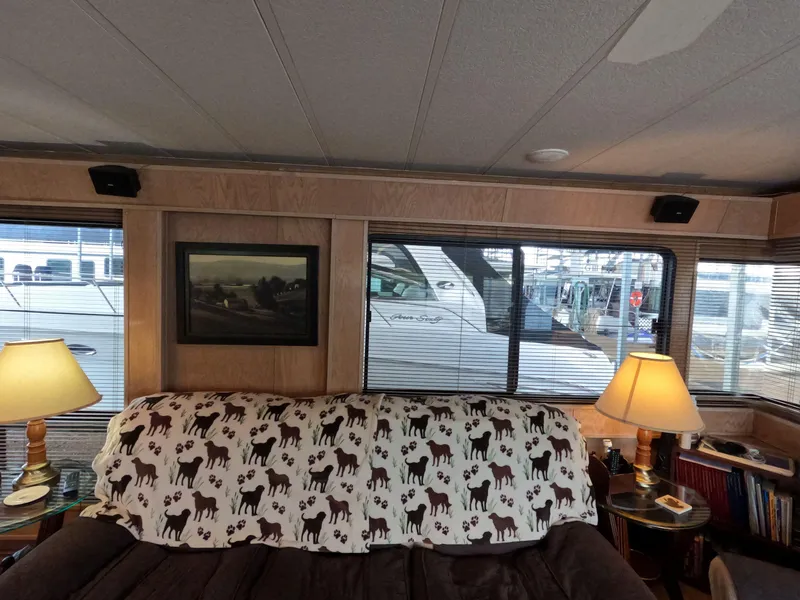 Slide: The Image of Interior of 1998 Jamestowner 1667WB Americana Custom with cozy seating and decorative lamps. - 31