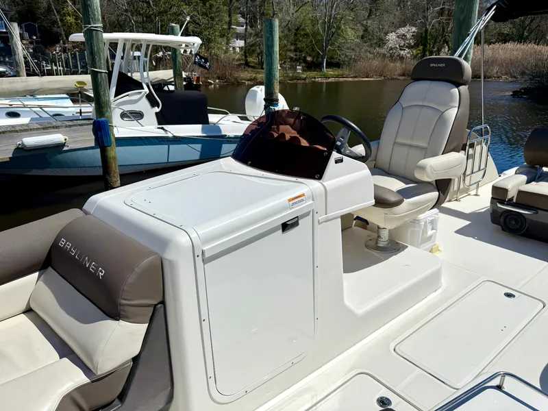 Slide: The Image of Bayliner Element XR7 2019 - 9