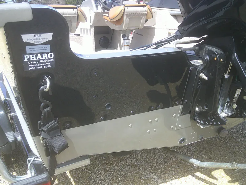 Slide: The Image of 2006 Lund 1600 Explorer SS boat transom with motor mount and visible branding. - 5
