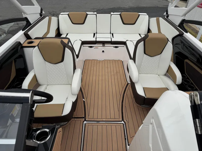 Slide: The Image of 2023 Yamaha Boats 252SE interior with luxurious seating and teak-style flooring. - 7