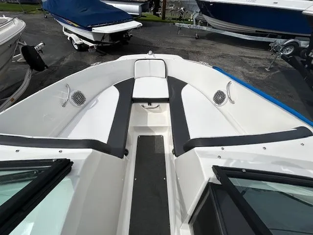 Slide: The Image of 2015 Sea Ray 21 SPX boat interior with black and white seating. - 11