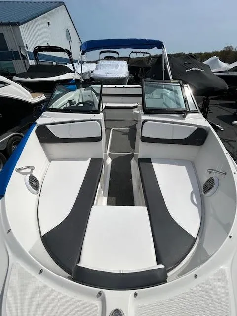 Slide: The Image of 2015 Sea Ray 21 SPX boat with spacious seating and sleek design. - 6