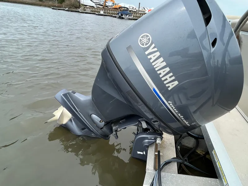 Slide: The Image of Yamaha outboard motor on Avalon CATALINA 22, 2014 model, docked in water. - 16