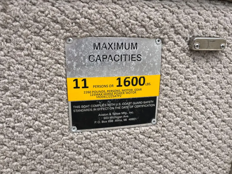 Slide: The Image of Maximum capacity plate on Avalon CATALINA 22, 2014, indicating 11 persons or 1600 lbs. - 20