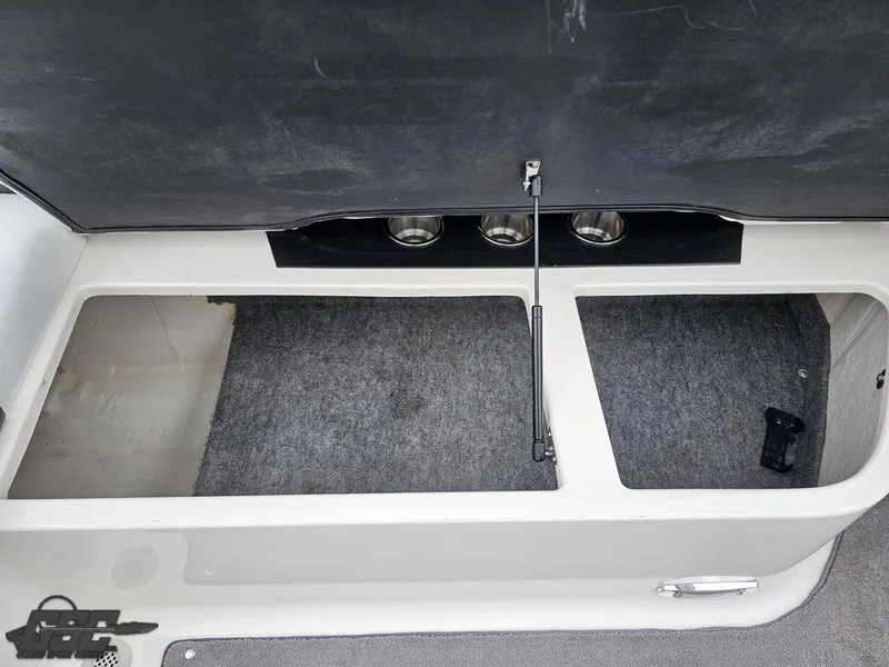 Slide: The Image of Regal 2500 Bowrider 2011 - 57