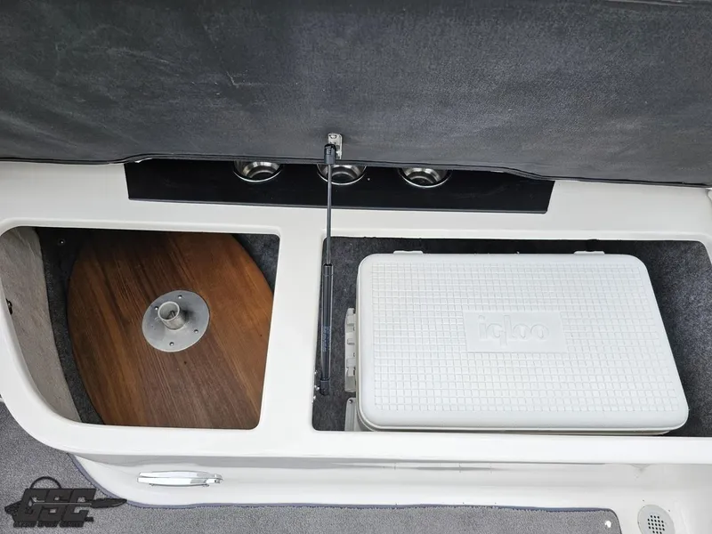 Slide: The Image of Regal 2500 Bowrider 2011 - 58