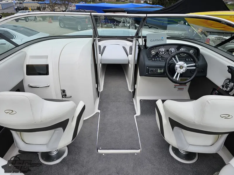 Slide: The Image of Regal 2500 Bowrider 2011 - 64