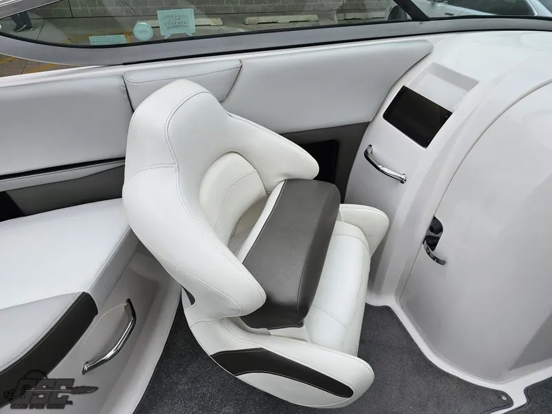 Slide: The Image of Regal 2500 Bowrider 2011 - 65