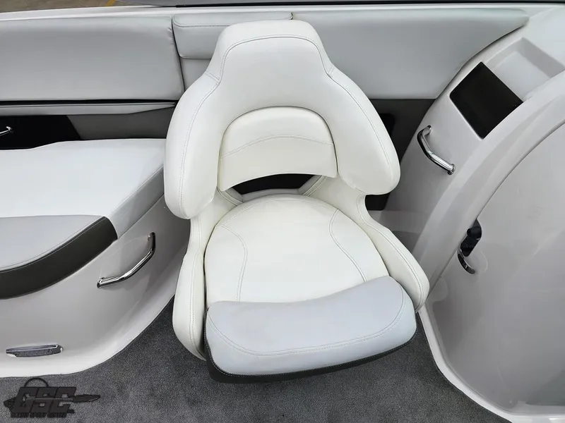 Slide: The Image of Regal 2500 Bowrider 2011 - 66