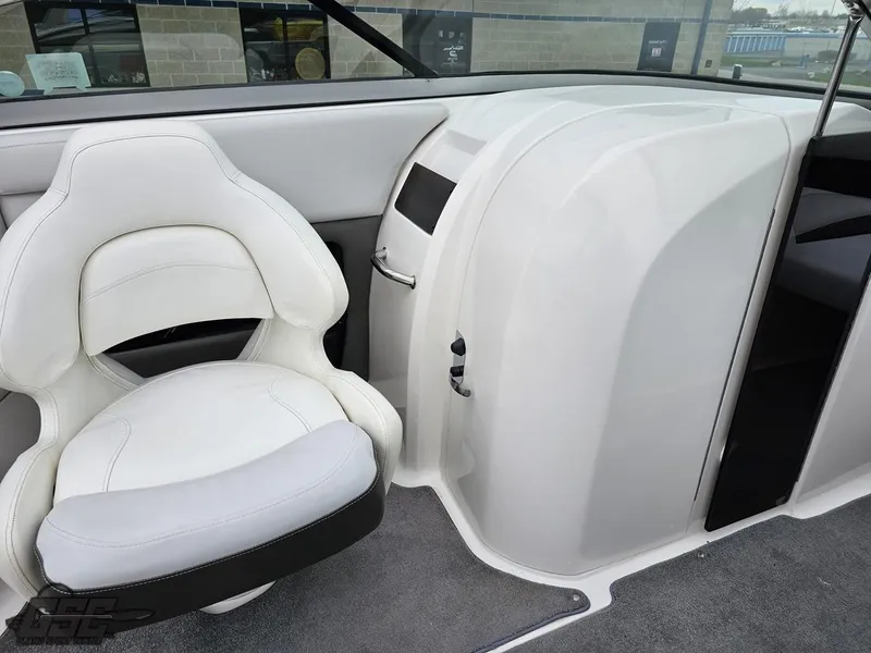 Slide: The Image of Regal 2500 Bowrider 2011 - 67