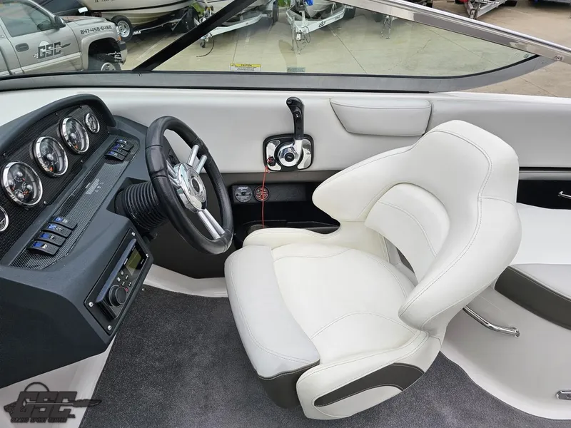 Slide: The Image of Regal 2500 Bowrider 2011 - 69