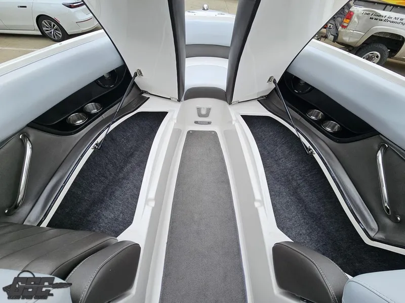 Slide: The Image of Regal 2500 Bowrider 2011 - 81